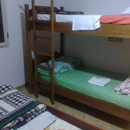 Only Backpackers بيت شباب دراس